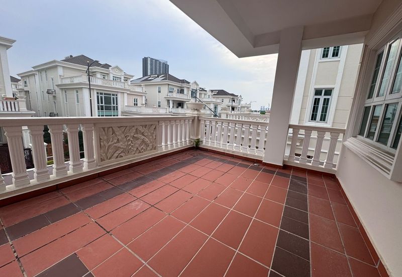 STRAITS COURTYARD