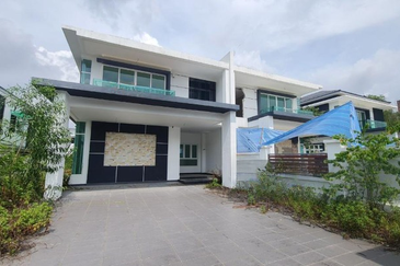 3 storey semi-d for sale in wira heights 3