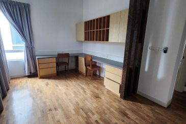 3 storey semi-d for sale in 1080 residence, saujana impian, puncak saujana, kajang