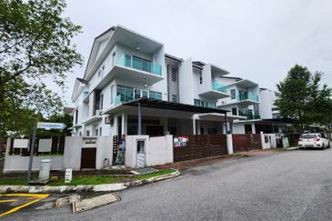 3 storey semi-d for sale in 1080 residence, saujana impian, puncak saujana, kajang