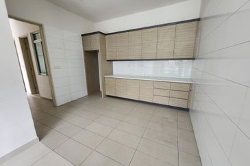 3 storey semi-d for sale in 1080 residence, saujana impian, puncak saujana, kajang