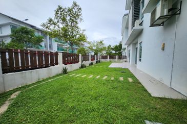 3 storey semi-d for sale in 1080 residence, saujana impian, puncak saujana, kajang
