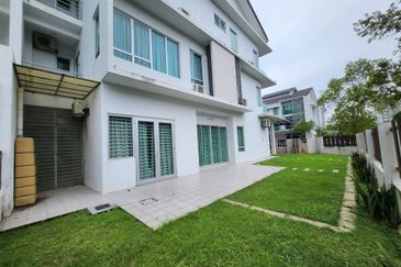 3 storey semi-d for sale in 1080 residence, saujana impian, puncak saujana, kajang