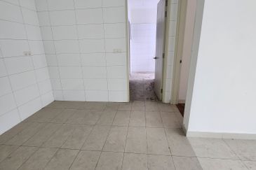 3 storey semi-d for sale in 1080 residence, saujana impian, puncak saujana, kajang