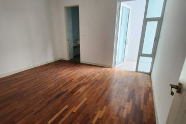 3 storey semi-d for sale in 1080 residence, saujana impian, puncak saujana, kajang