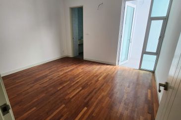 3 storey semi-d for sale in 1080 residence, saujana impian, puncak saujana, kajang