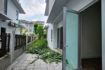 3 storey semi-d for sale in 1080 residence, saujana impian, puncak saujana, kajang
