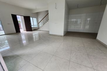 3 storey semi-d for sale in 1080 residence, saujana impian, puncak saujana, kajang