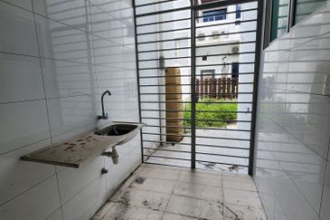 3 storey semi-d for sale in 1080 residence, saujana impian, puncak saujana, kajang