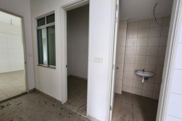 3 storey semi-d for sale in 1080 residence, saujana impian, puncak saujana, kajang