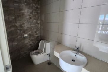 3 storey semi-d for sale in 1080 residence, saujana impian, puncak saujana, kajang