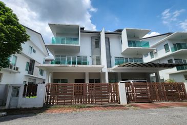 3 storey semi-d for sale in 1080 residence, saujana impian, puncak saujana, kajang