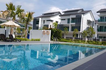 3 storey semi-d for sale in 1080 residence, saujana impian, puncak saujana, kajang