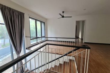 Summerglades, Perdana Lakeview West