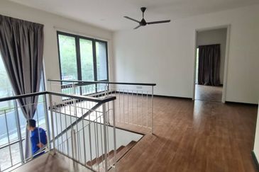 Summerglades, Perdana Lakeview West