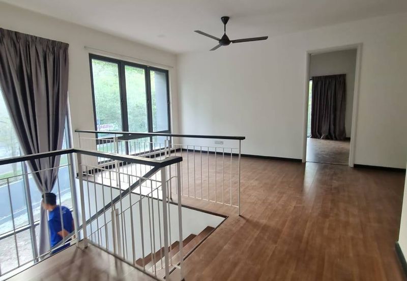 Summerglades, Perdana Lakeview West