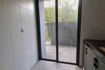 Summerglades, Perdana Lakeview West