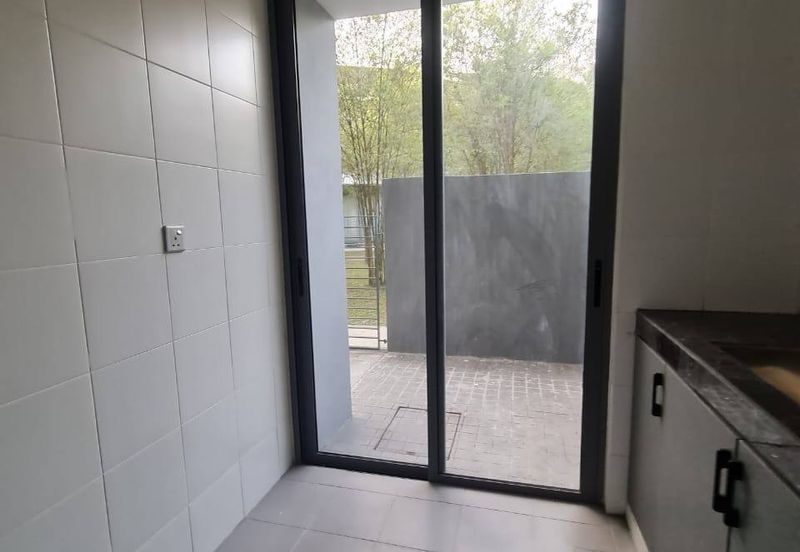 Summerglades, Perdana Lakeview West