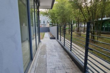 Summerglades, Perdana Lakeview West