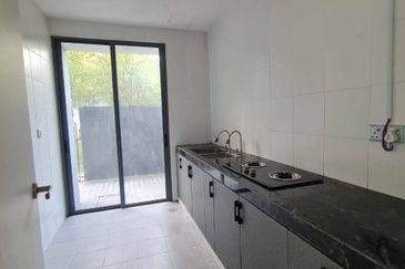 Summerglades, Perdana Lakeview West