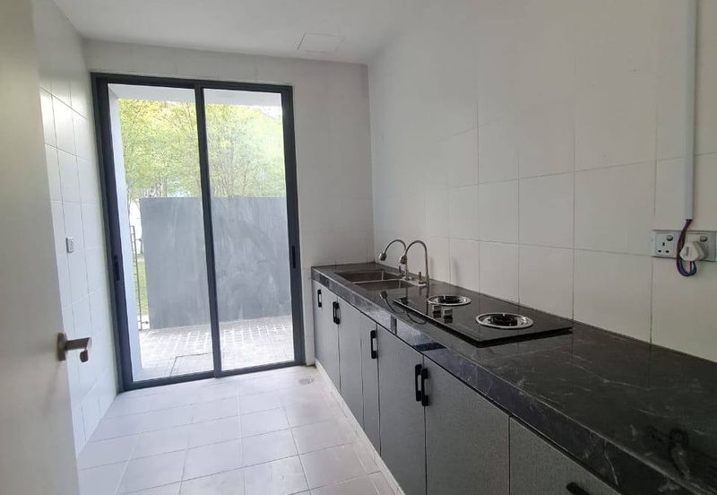 Summerglades, Perdana Lakeview West