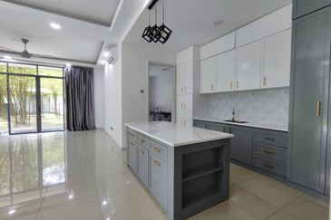 Summerglades, Perdana Lakeview West