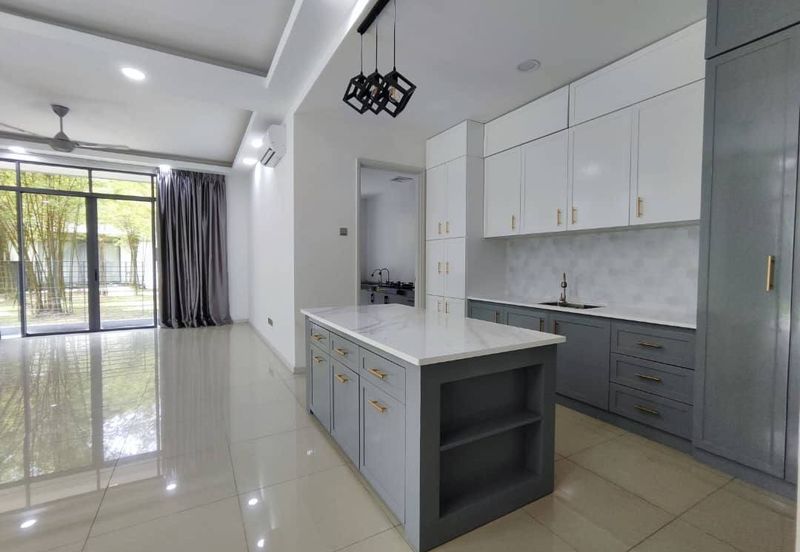 Summerglades, Perdana Lakeview West