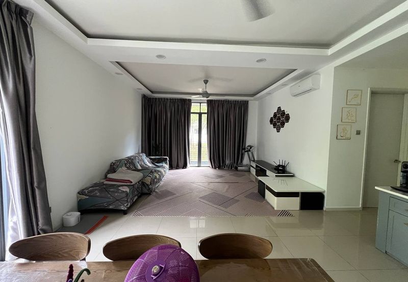 Summerglades, Perdana Lakeview West