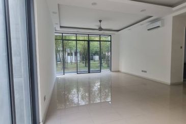 Summerglades, Perdana Lakeview West