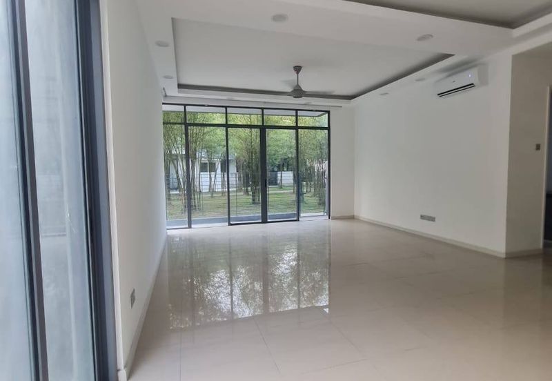 Summerglades, Perdana Lakeview West