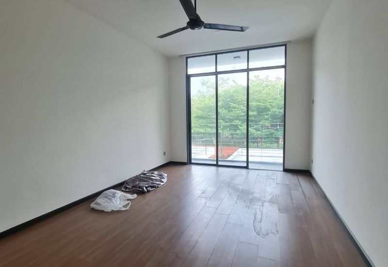 Summerglades, Perdana Lakeview West