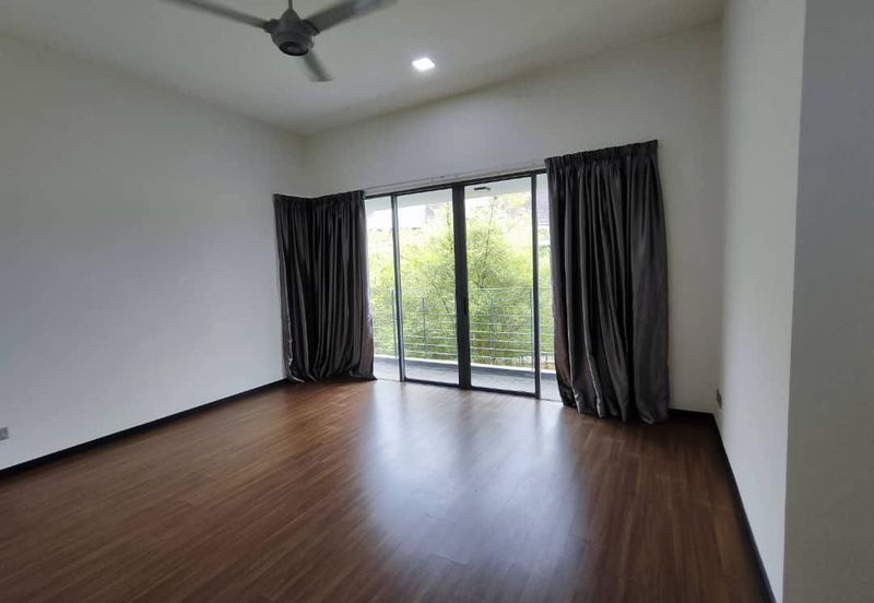 Summerglades, Perdana Lakeview West