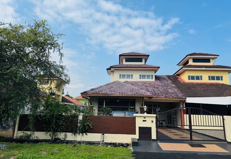 Berbaloi!! 1.5 Storey Semi-D Bandar Puncak Alam 