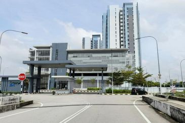 reen Park Residence Contemporary Living Surrounded by Nature Good Buy