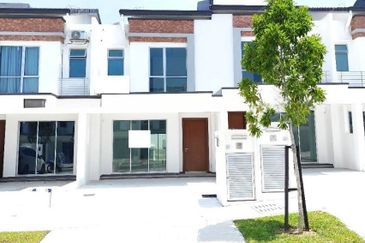 Modern family living at Taman Myra Gardens, Rawang. Worth buying.