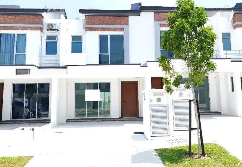 Modern family living at Taman Myra Gardens, Rawang. Worth buying.