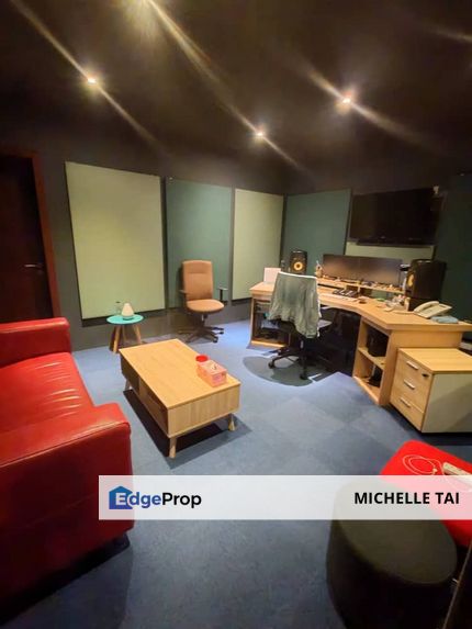 Bungalow at Section 17 PJ. Freehold status with big land and an unique architectural design double storey bungalow house., Selangor, Petaling Jaya