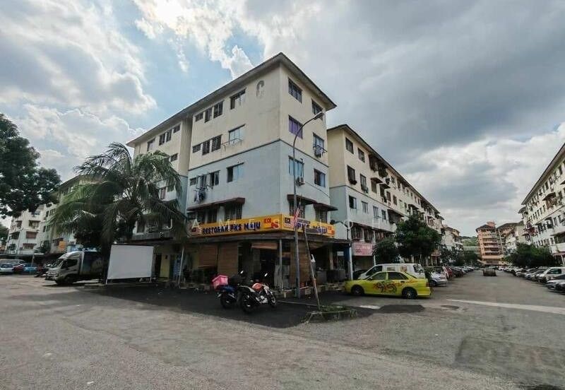 Pangsapuri Putra Raya, Serdang. Cheap and affordable shop apartment