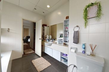 Glenmarie Cove Residence