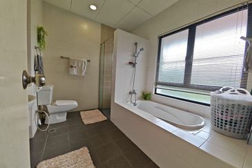 Glenmarie Cove Residence