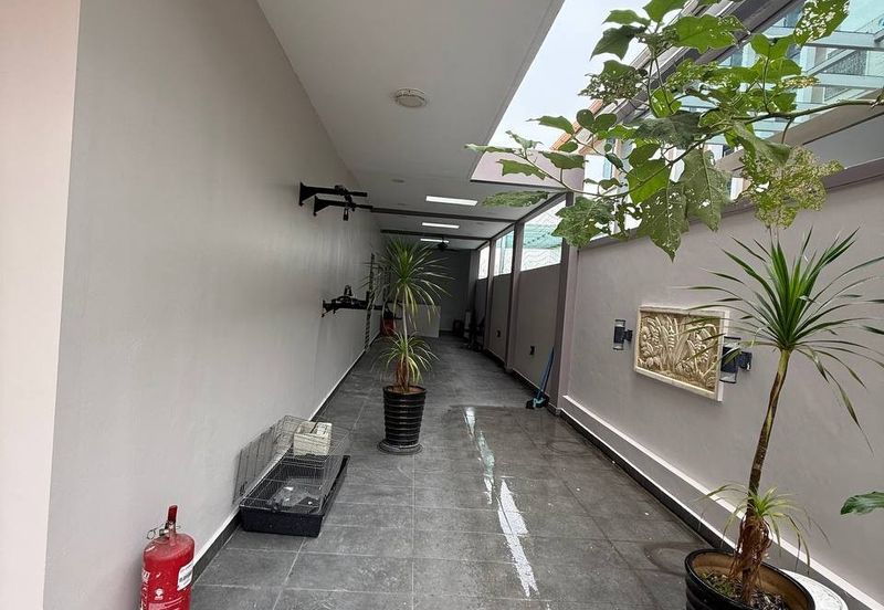 Maple Red, Adda Heights