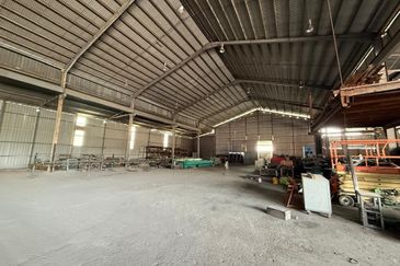 Bintawa Warehouse For rent 