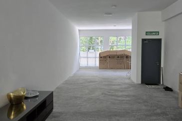 Tt3 3 Storey Commercial Shoplot For Sale/ for rent