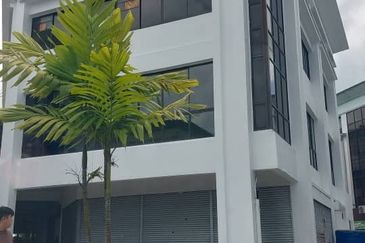 3rd miles central park Shoplot For Rent