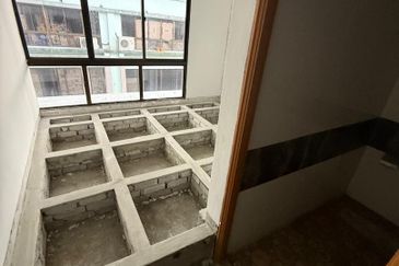 3rd miles central park Shoplot For Rent