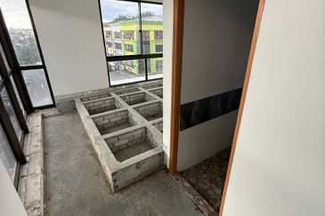 3rd miles central park Shoplot For Rent