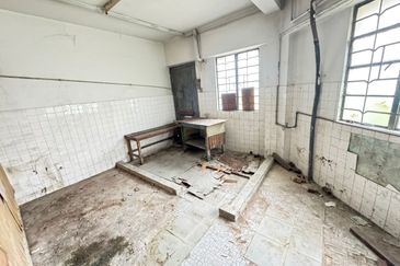 Satok 3 Storey Shoplot For Sale