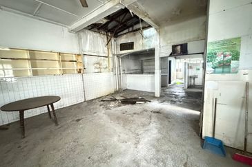 Satok 3 Storey Shoplot For Sale