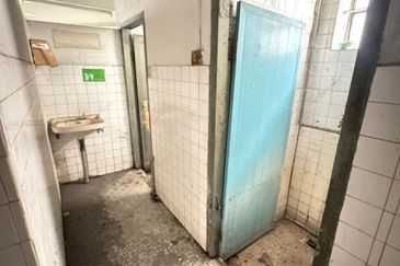 Satok 3 Storey Shoplot For Sale