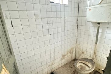 Satok 3 Storey Shoplot For Sale